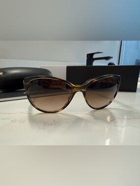 CHANEL Tortoiseshell Cat-Eye Sunglasses with Brown Gradient Lenses